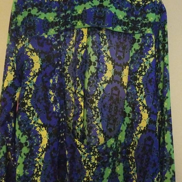 Beautiful XL cut out back blouse. - Picture 3 of 4